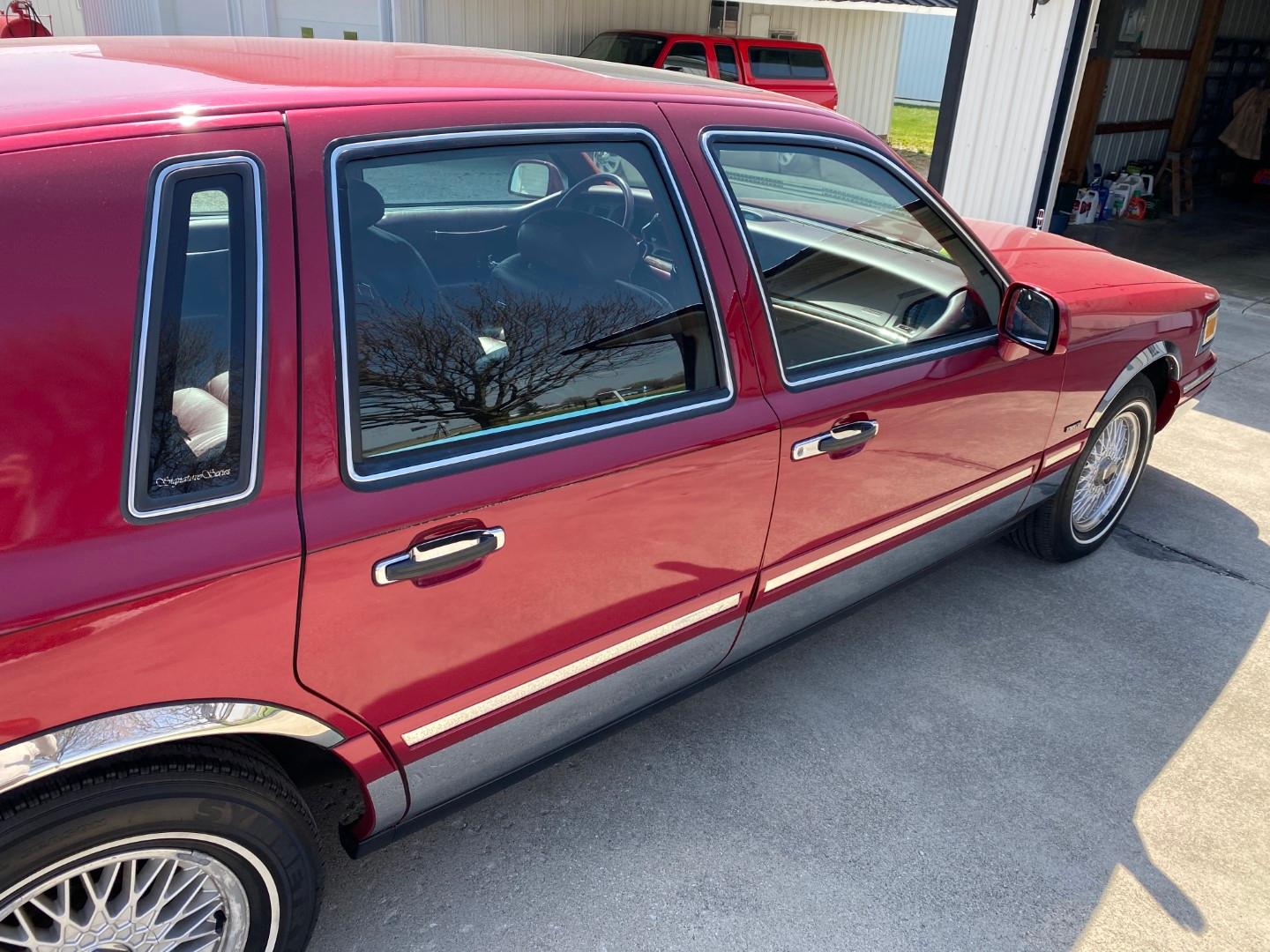 1995 Lincoln Town Car, Moon Roof, Full Power, 4DR, 97,671 mi., Very Good