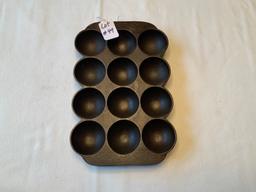 Wagner F, #1328, 12 sections - Muffin Pan