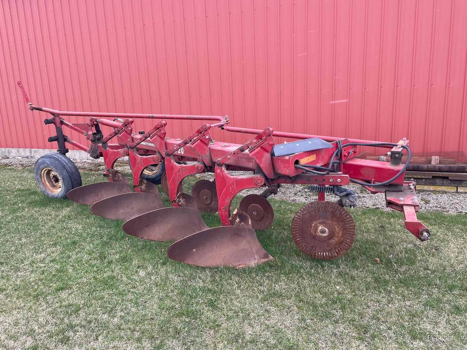 1980 IH 720 Plow