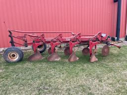 1980 IH 720 Plow