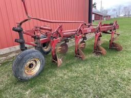 1980 IH 720 Plow