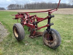 1980 IH 720 Plow