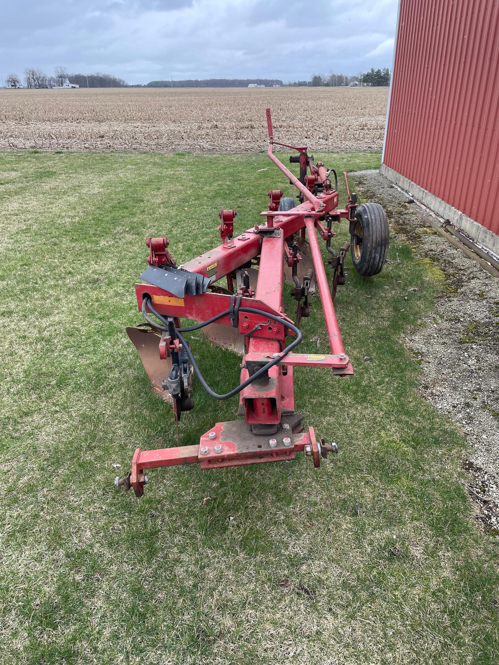 1980 IH 720 Plow