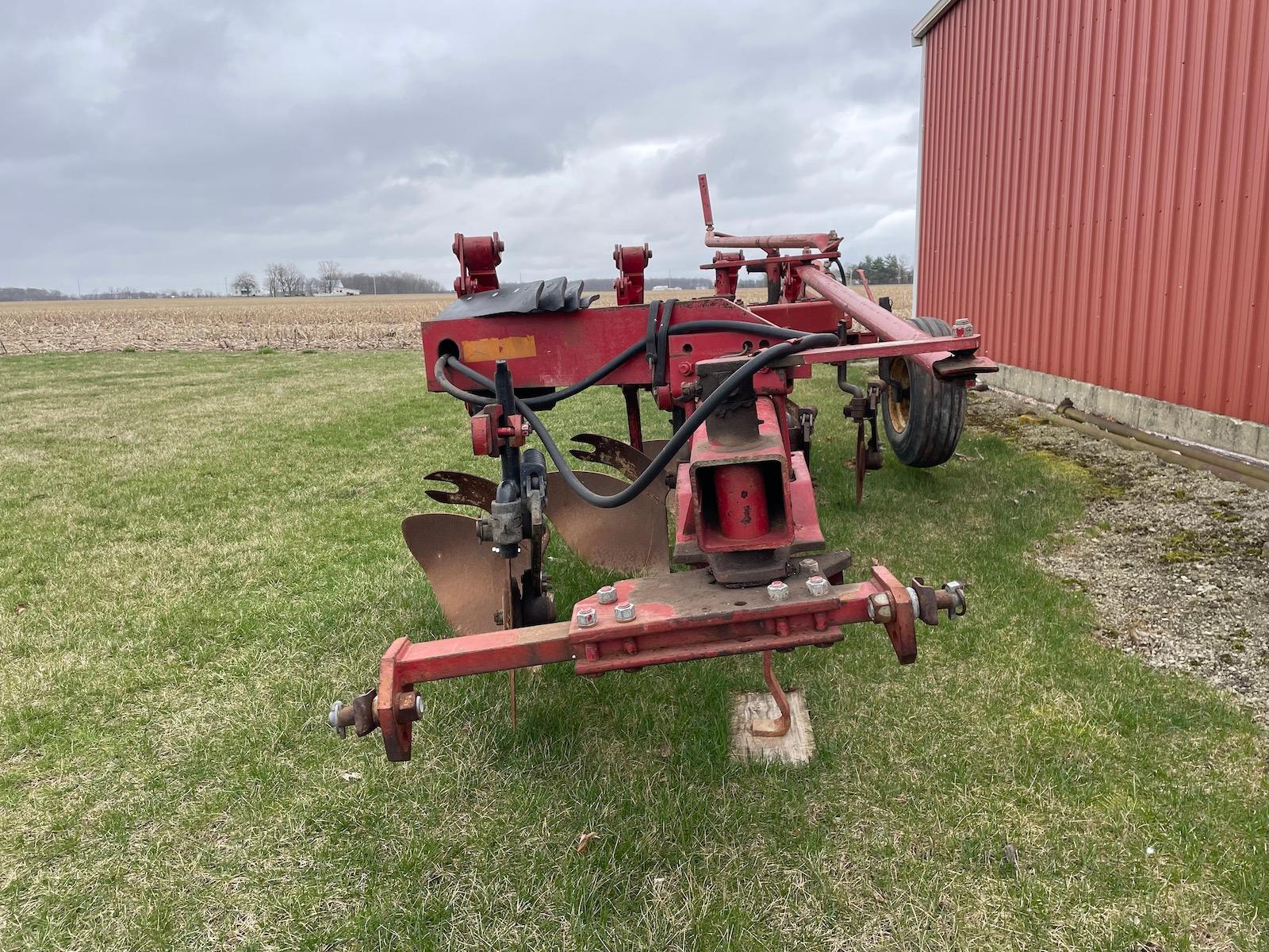 1980 IH 720 Plow