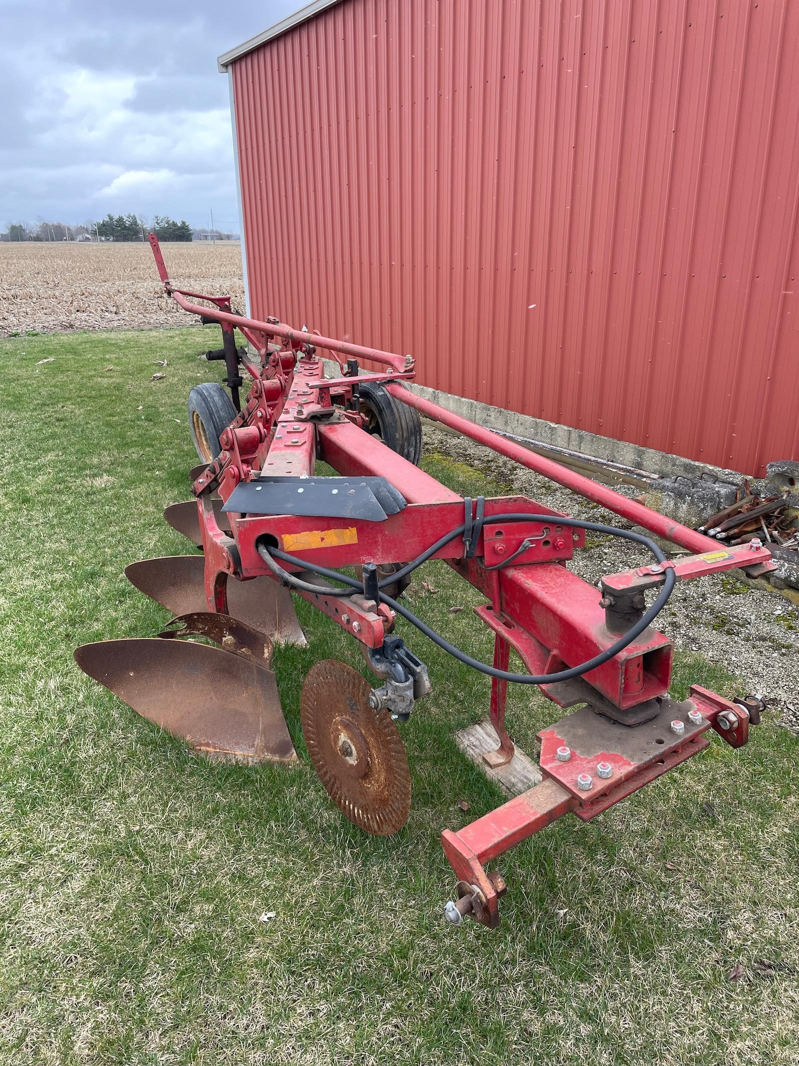 1980 IH 720 Plow