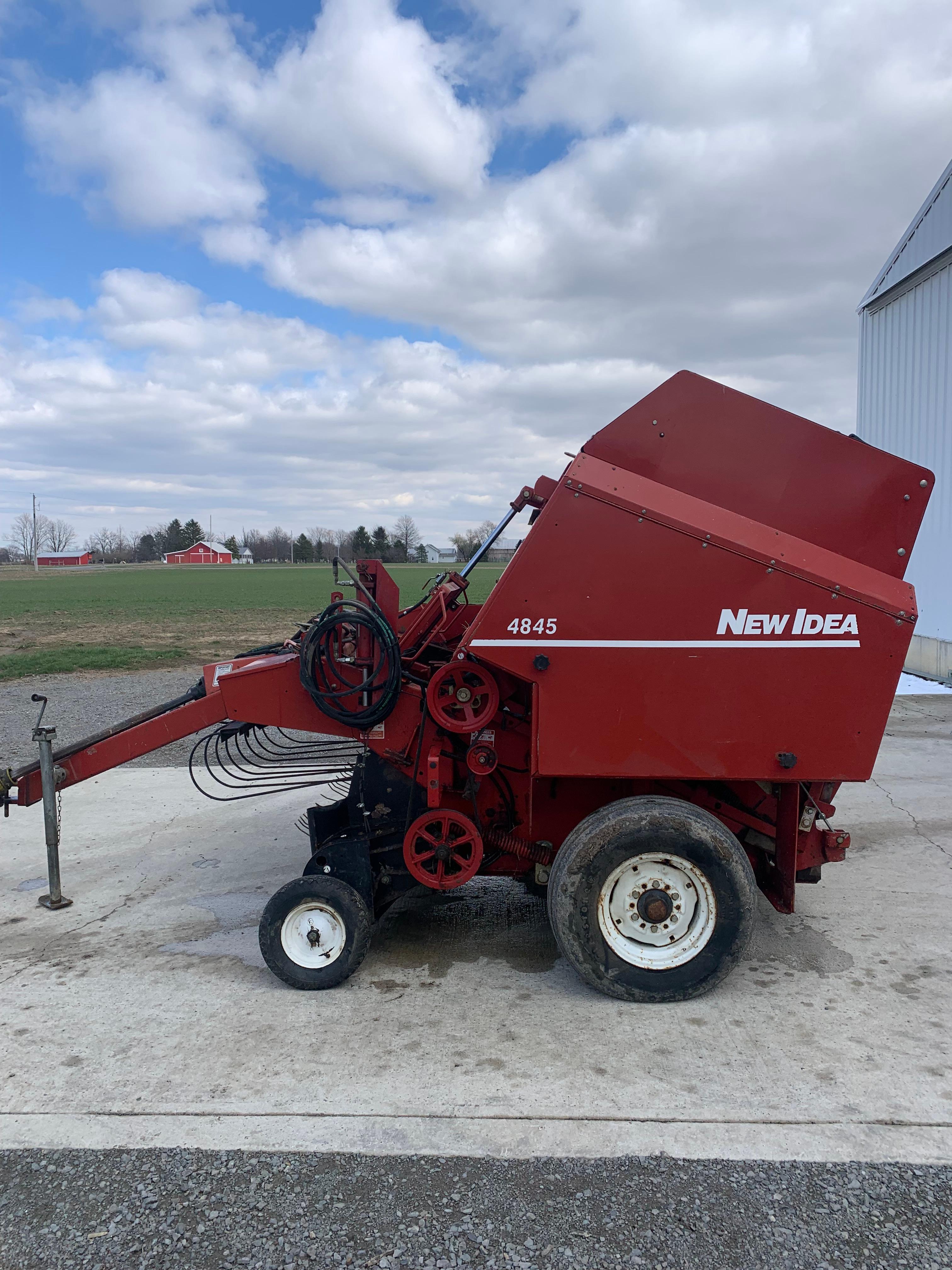 2004 AGCO/new idea 4845 round baler