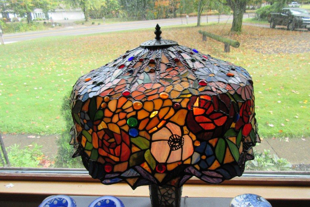 TIFFANY STYLE TABLE LAMP