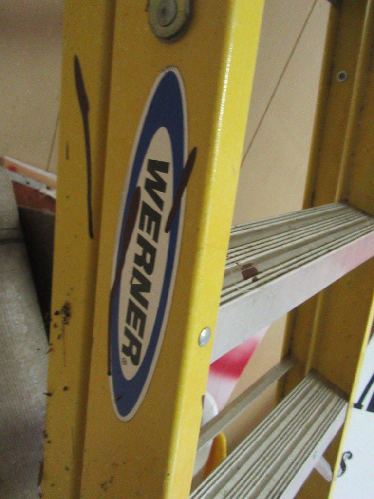 7 FOOT WERNER FIBERGLASS STEP LADDER