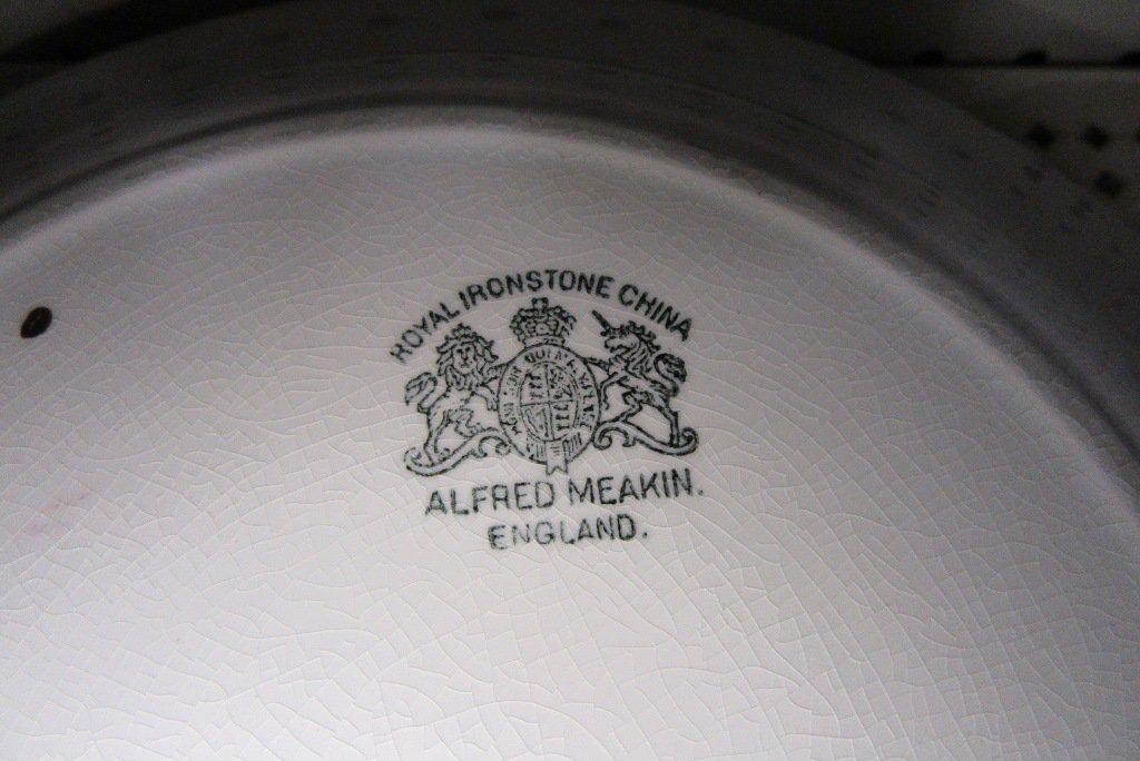 ALFRED MEAKIN MADE IN ENGLAND ROYAL IRONSTONE CHINA TEA LEAF PATTERN PLATE