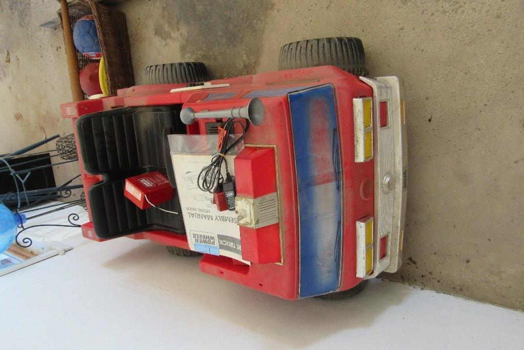 POWER WHEELS FIRE TRUCK MODEL 86300 WITH BATTERIES AND CHARGER