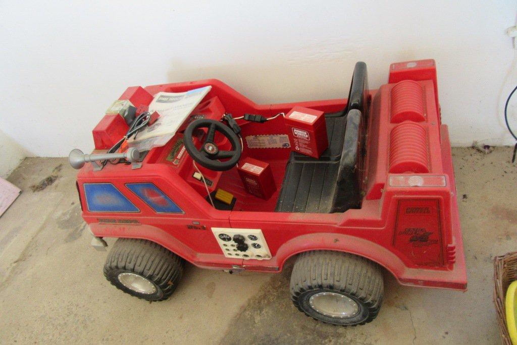 POWER WHEELS FIRE TRUCK MODEL 86300 WITH BATTERIES AND CHARGER