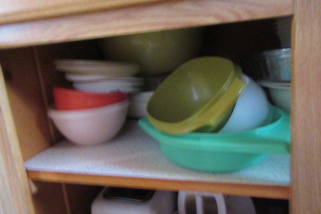 CABINET LOT OF PLASTIC WARE