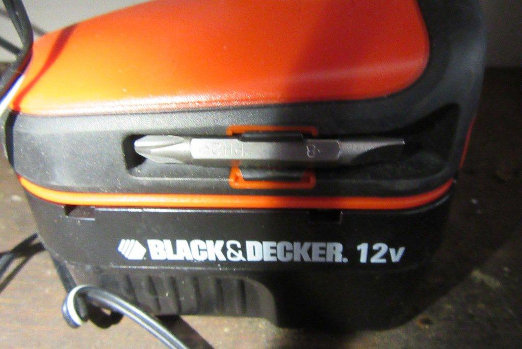 BLACK & DECKER 12 VOLT DRILL