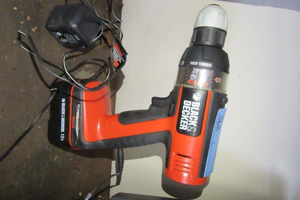 BLACK & DECKER 12 VOLT DRILL