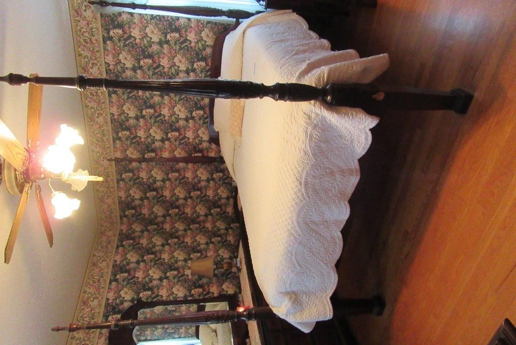 CHERRY QUEEN SIZE POSTER BED. DOES NOT INCLUDE QUILT ON IT.