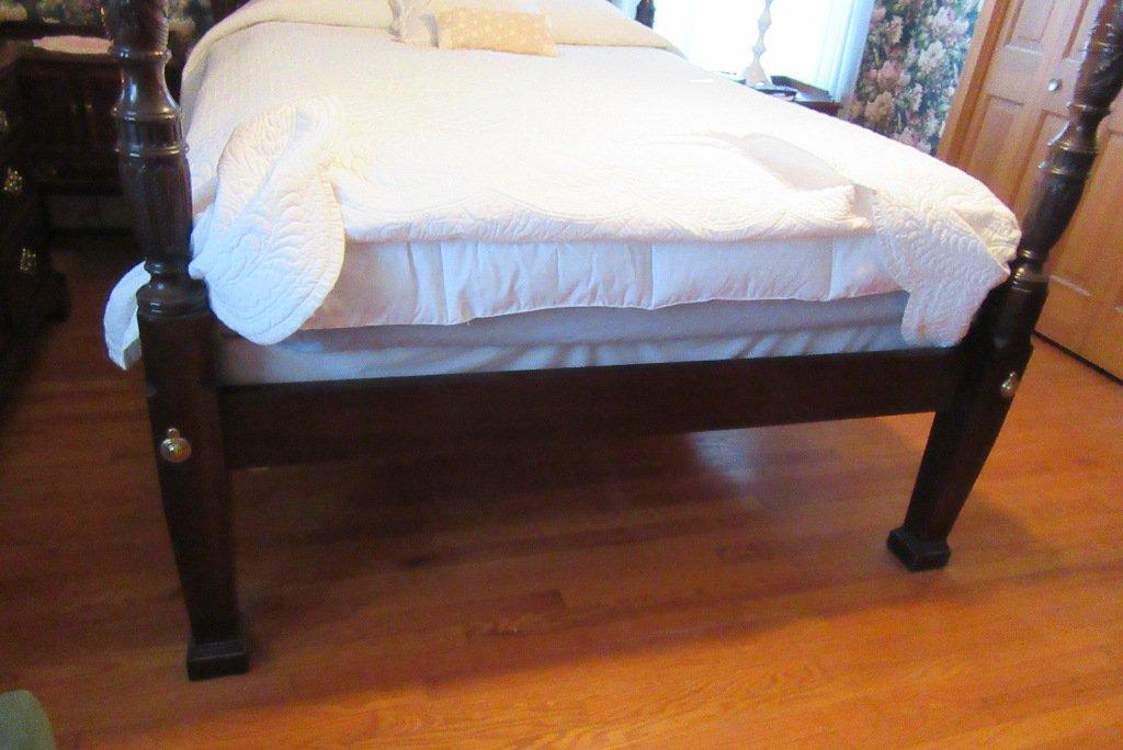 CHERRY QUEEN SIZE POSTER BED. DOES NOT INCLUDE QUILT ON IT.