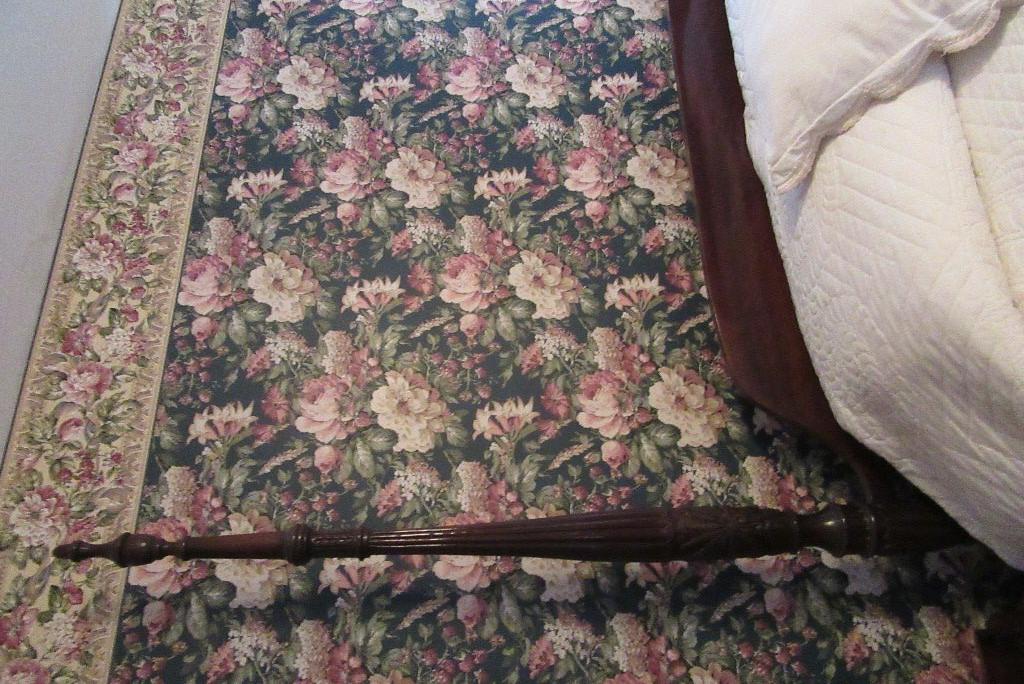 CHERRY QUEEN SIZE POSTER BED. DOES NOT INCLUDE QUILT ON IT.