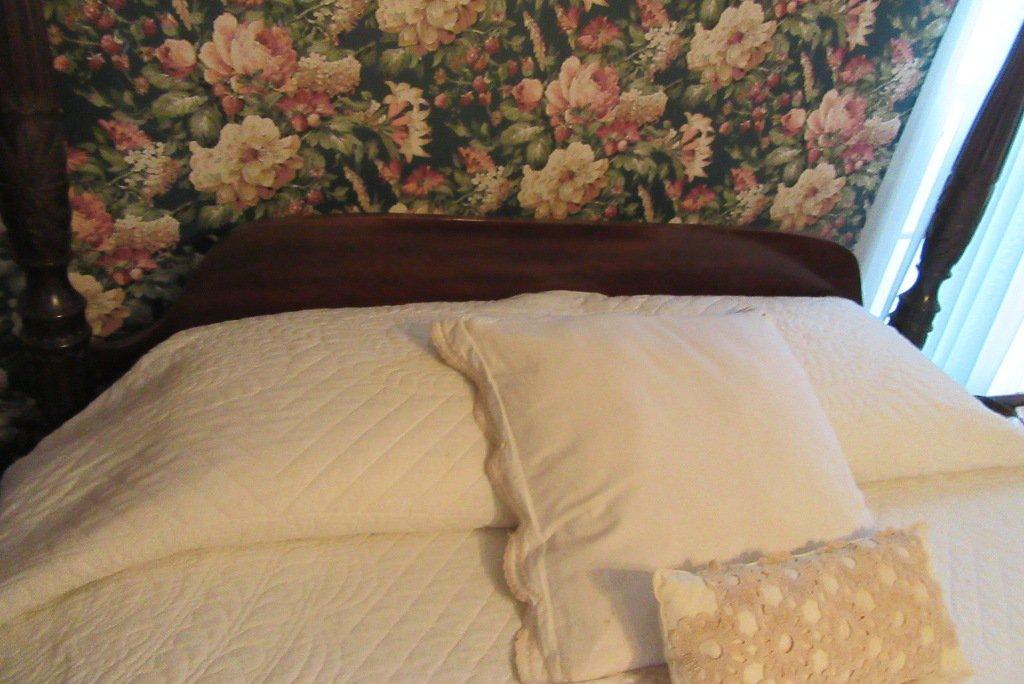 CHERRY QUEEN SIZE POSTER BED. DOES NOT INCLUDE QUILT ON IT.