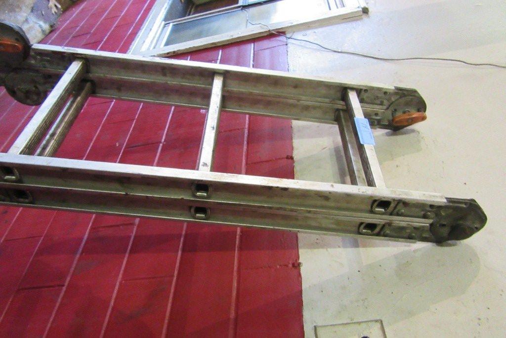 ADJUSTABLE ALUMINUM LADDER