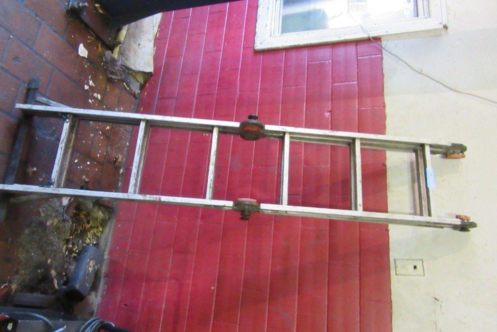 ADJUSTABLE ALUMINUM LADDER