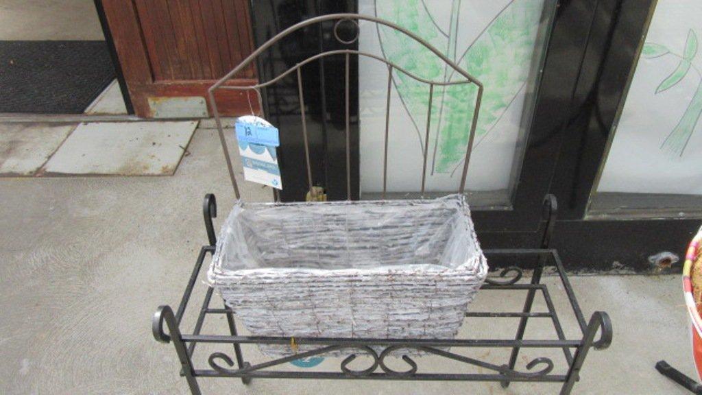 WOODLAND COLLECTION HANGING BASKET AND METAL PLANT HOLDER