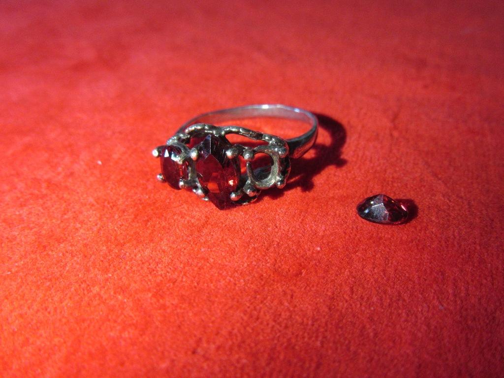 SILVER 925 GARNET-LIKE RING. 1 STONE LOOSE