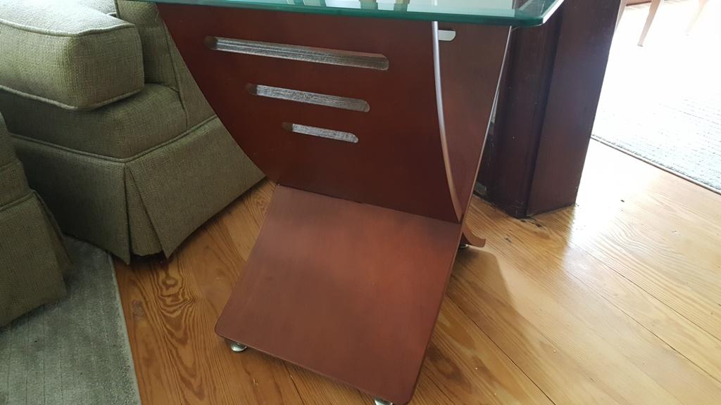 CHERRY FINISH END TABLE WITH GLASS TOP