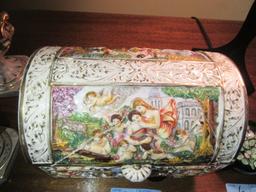 CAPODIMONTE CHEST WITH CRACK ON LID