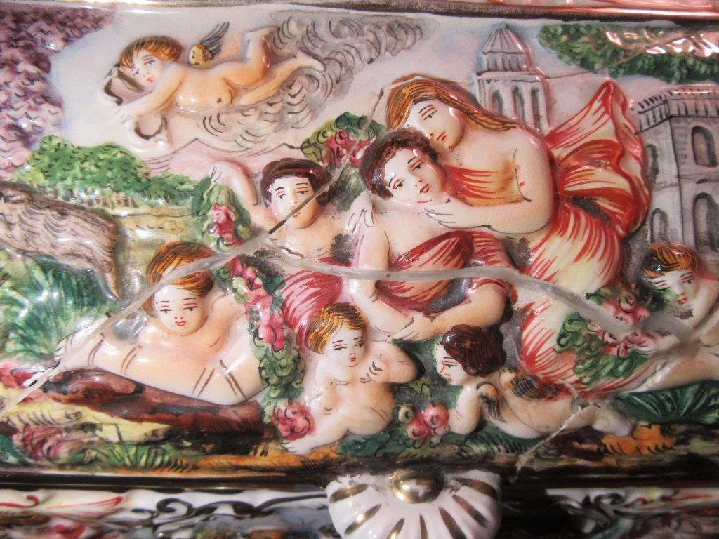 CAPODIMONTE CHEST WITH CRACK ON LID