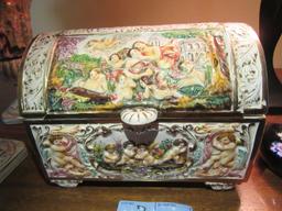 CAPODIMONTE CHEST WITH CRACK ON LID