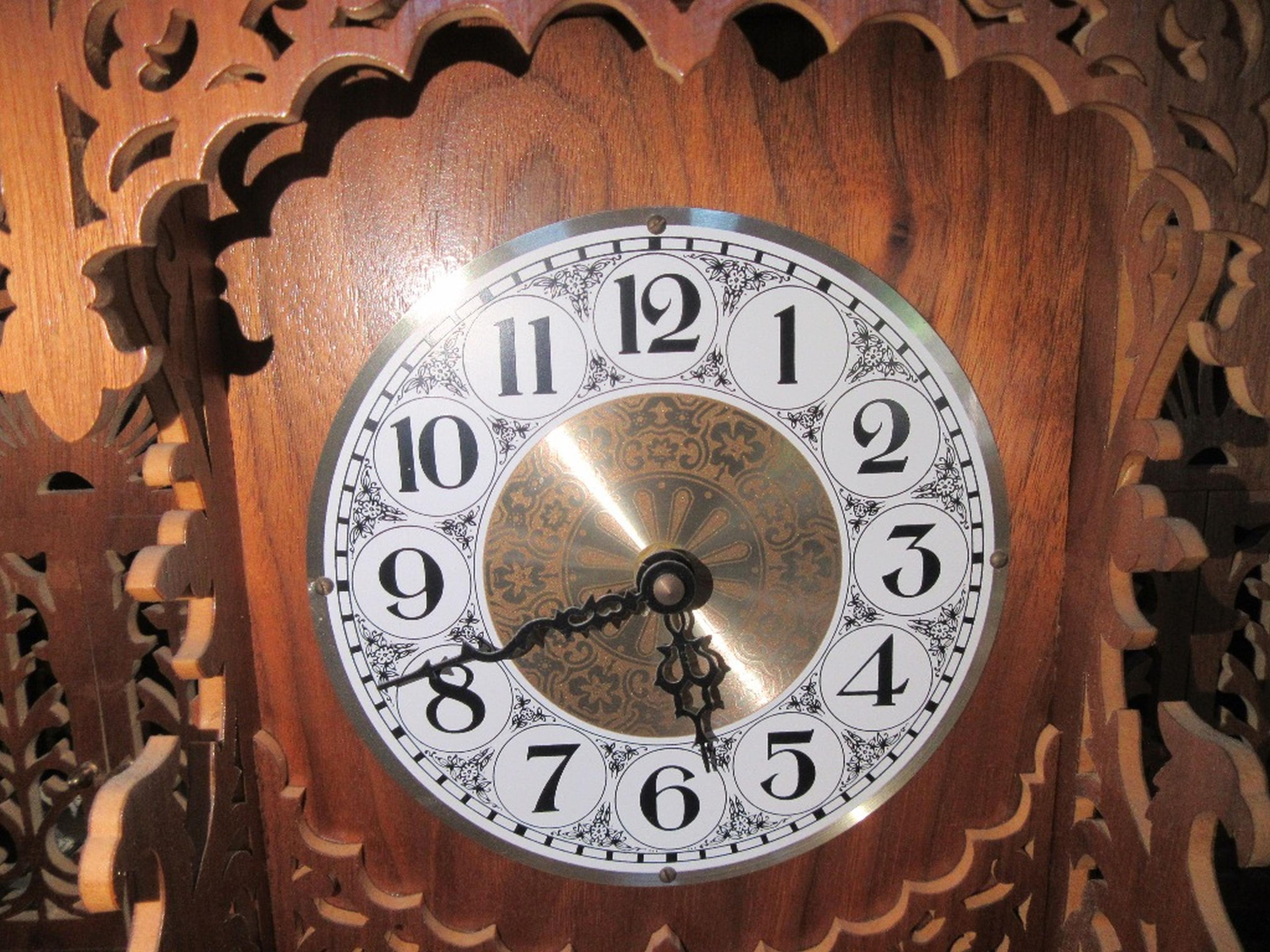 VERY ORNATE CUT OUT DESIGN TABLE CLOCK WITH EXTERNAL SPEAKER & QUARTZ CHIME