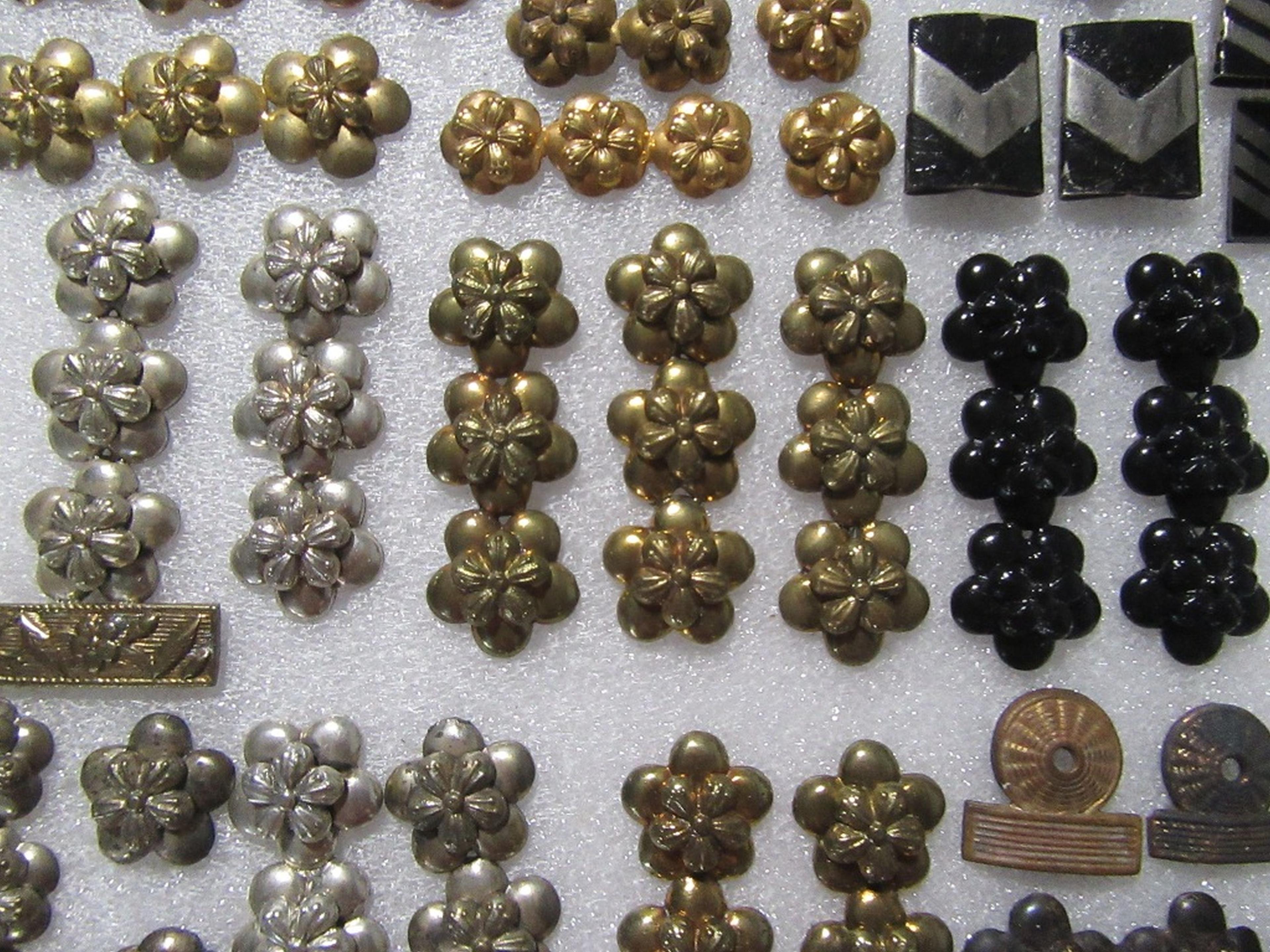 MILITARY UNIFORM PINS / BUTTONS