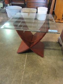 MODERN STYLE GLASS TOP END TABLE