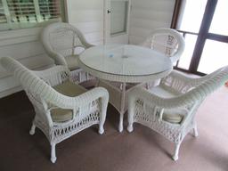 WICKER STYLE PATIO SET WITH 4 CHAIRS & ROUND TABLE WITH GLASS TOP