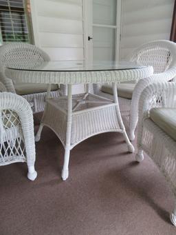 WICKER STYLE PATIO SET WITH 4 CHAIRS & ROUND TABLE WITH GLASS TOP