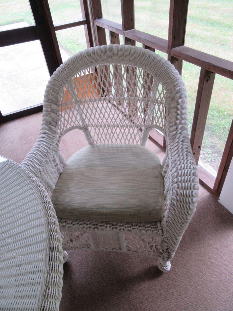 WICKER STYLE PATIO SET WITH 4 CHAIRS & ROUND TABLE WITH GLASS TOP