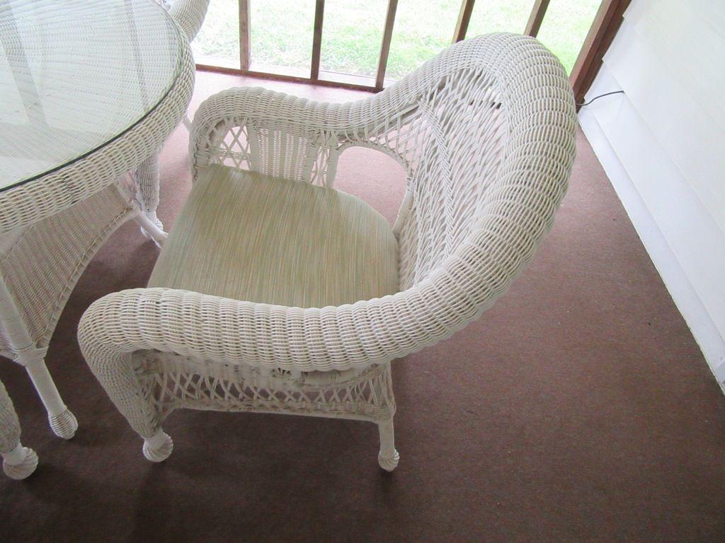 WICKER STYLE PATIO SET WITH 4 CHAIRS & ROUND TABLE WITH GLASS TOP