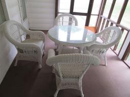 WICKER STYLE PATIO SET WITH 4 CHAIRS & ROUND TABLE WITH GLASS TOP