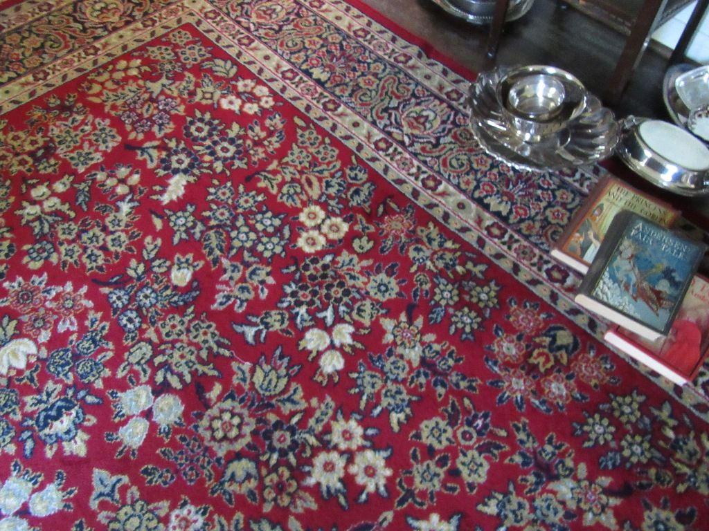 IMPORTED ORIENTAL DESIGN 100% WORSTED WOOL RUG. APPROXIMATELY 9 X 12