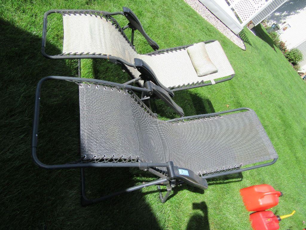 2 LOUNGE CHAIRS