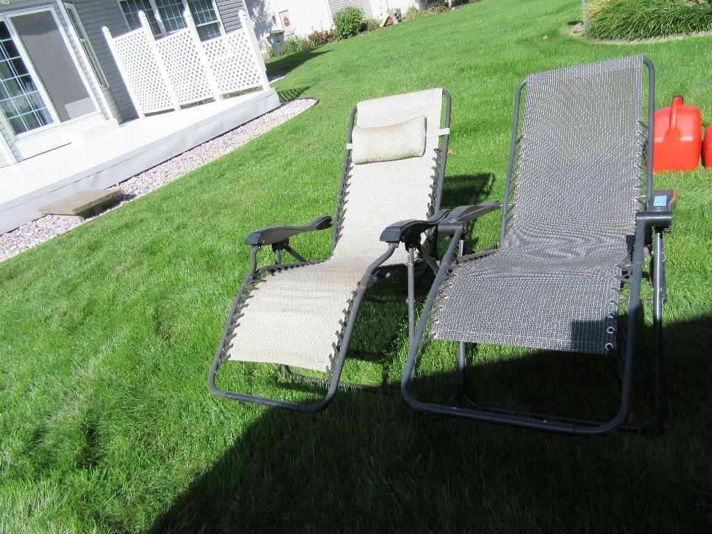 2 LOUNGE CHAIRS