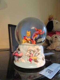 WINNIE THE POOH MUSICAL SNOW GLOBE