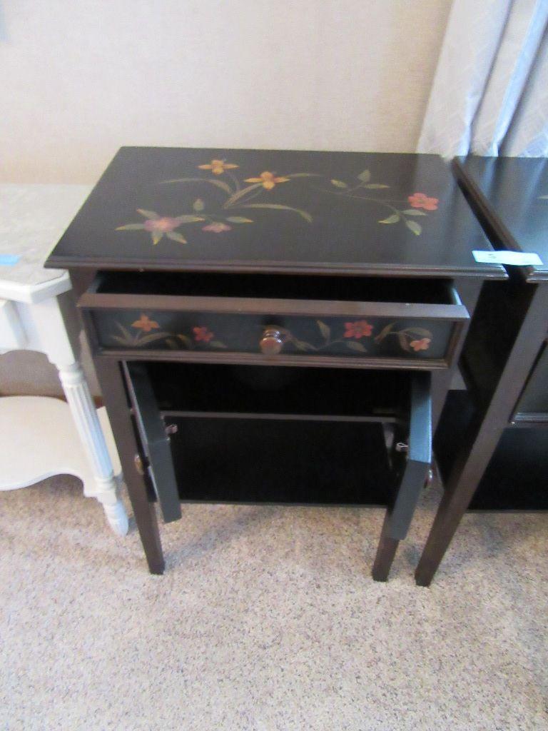 PAIR OF DECORATIVE NIGHTSTANDS