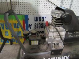 HUSKY 8 GALLON 125 PSI 1.5 HORSEPOWER AIR COMPRESSOR