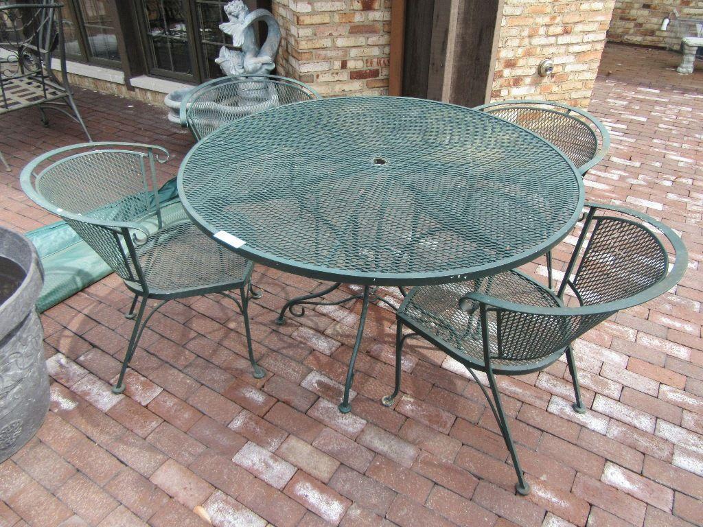 GREEN WROUGHT-IRON OUTDOOR SET WITH 4 CHAIRS AND 2 UMBRELLAS