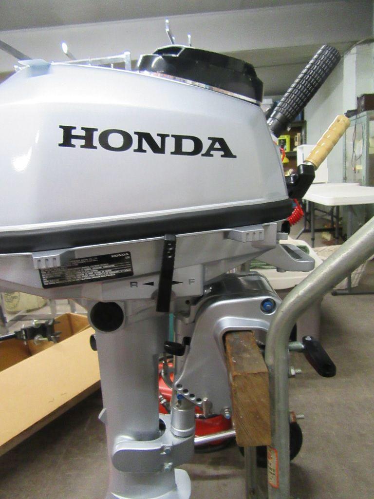 HONDA 5 HORSE POWER BOAT MOTOR WITH GAS CAN