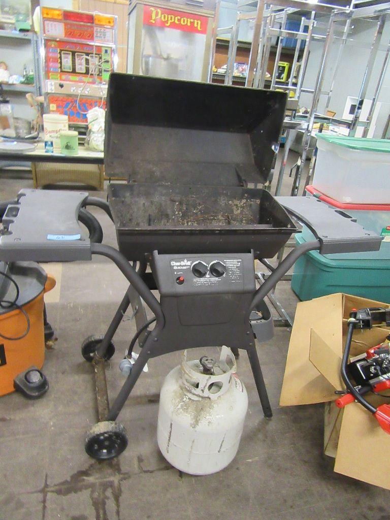 CHAR BROIL GAS GRILL WITH TANK. MISSING RACK