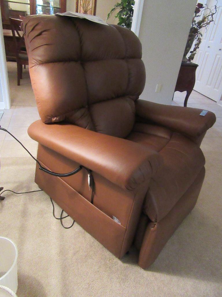 STELLAR MEDIUM TO LARGE LIFT CHAIR. BOUGHT NEW IN SEPTEMBER OF 2018