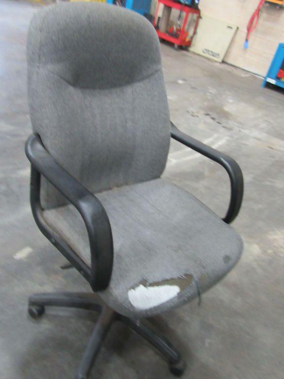 GROUP OF 5 CHAIRS