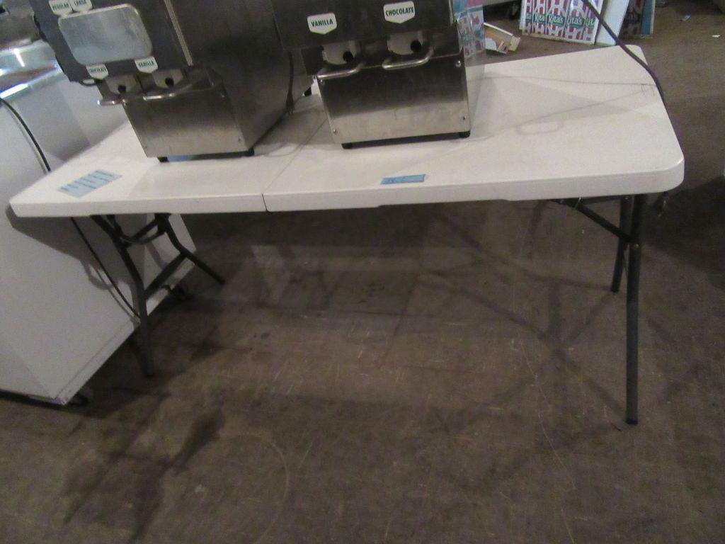 5' PLASTIC FOLDING TABLE